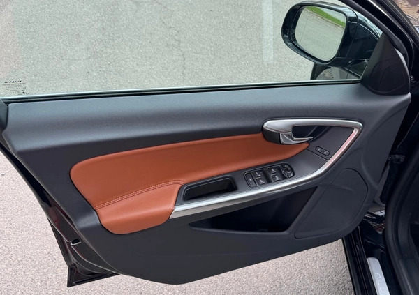 Volvo V60 cena 55900 przebieg: 210000, rok produkcji 2014 z Puławy małe 596